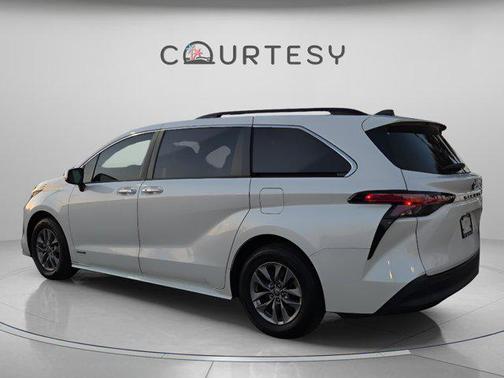 2021 Toyota Sienna XLE 8 Passenger