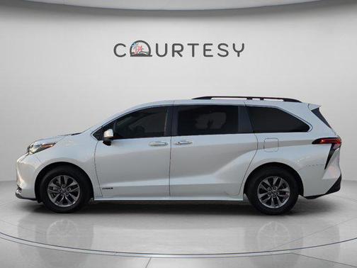 2021 Toyota Sienna XLE 8 Passenger