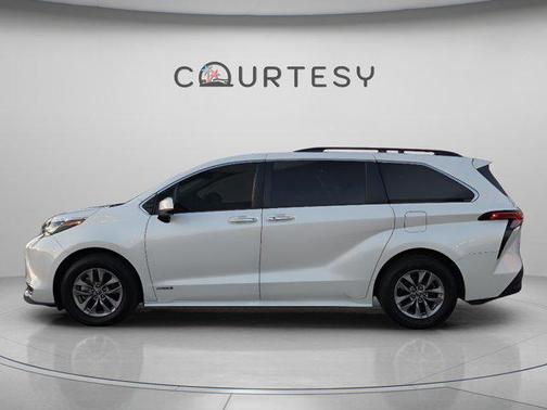 2021 Toyota Sienna XLE 8 Passenger
