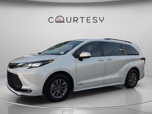 2021 Toyota Sienna XLE 8 Passenger