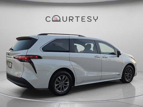 2021 Toyota Sienna XLE 8 Passenger