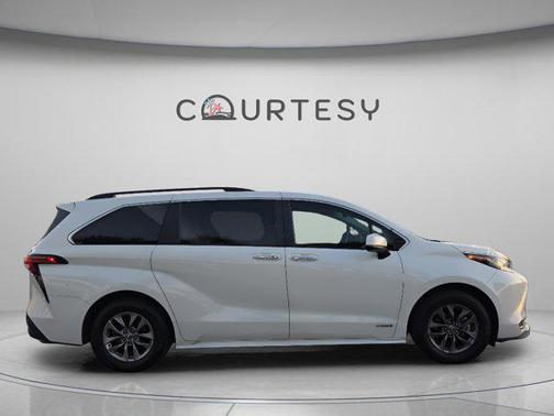 2021 Toyota Sienna XLE 8 Passenger