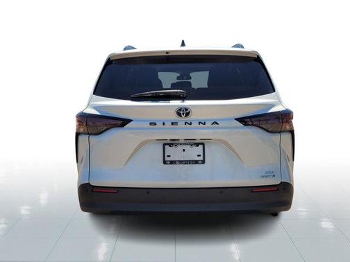 2023 Toyota Sienna XLE 8 Passenger