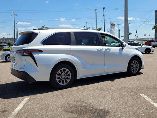 2023 Toyota Sienna XLE 8 Passenger
