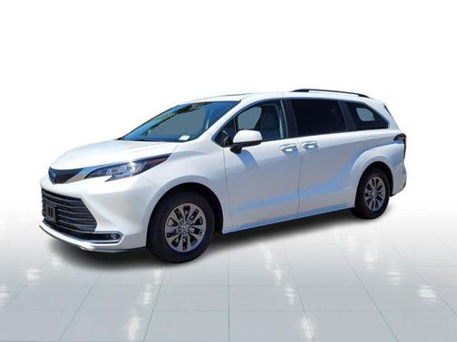2023 Toyota Sienna XLE 8 Passenger