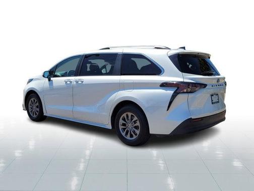 2023 Toyota Sienna XLE 8 Passenger