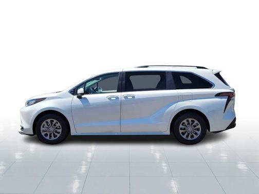 2023 Toyota Sienna XLE 8 Passenger