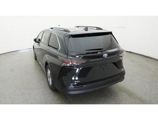 2025 Toyota Sienna XLE 8 Passenger
