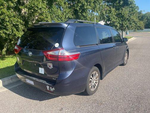 2018 Toyota Sienna XLE