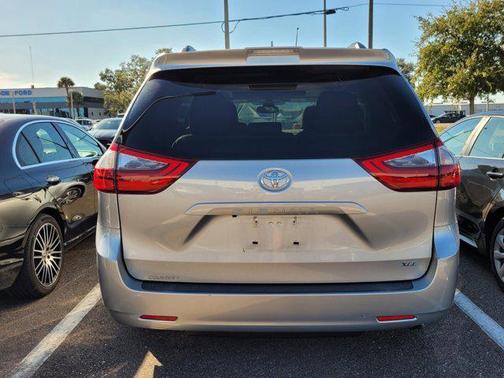 2020 Toyota Sienna XLE