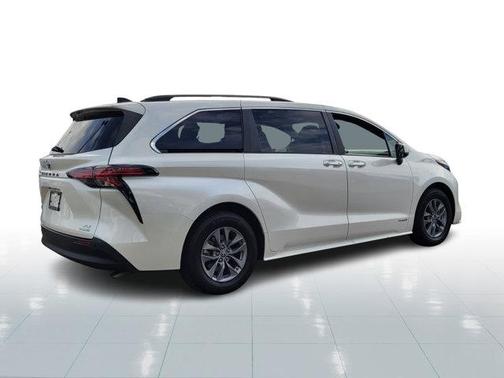 2021 Toyota Sienna XLE 8 Passenger