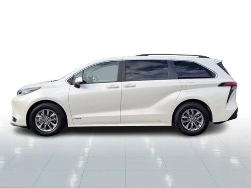 2021 Toyota Sienna XLE 8 Passenger
