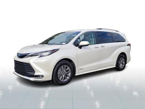 2021 Toyota Sienna XLE 8 Passenger