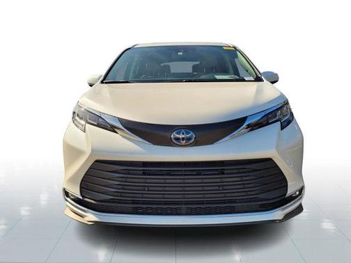 2021 Toyota Sienna XLE 8 Passenger