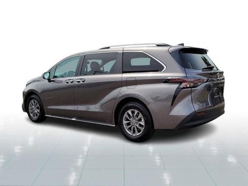 2024 Toyota Sienna XLE 8 Passenger