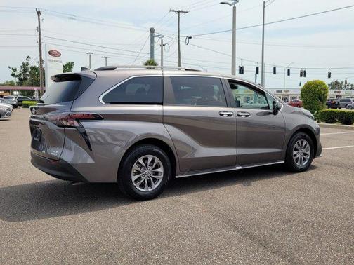 2024 Toyota Sienna XLE 8 Passenger