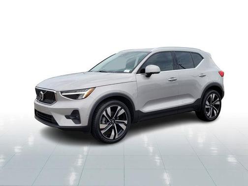 2023 Volvo XC40 B5 Plus Bright Theme