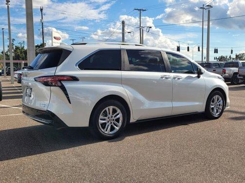 2022 Toyota Sienna Limited 7-Passenger