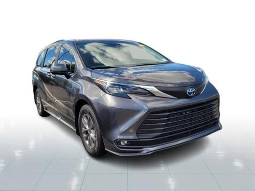 2025 Toyota Sienna XLE 8 Passenger