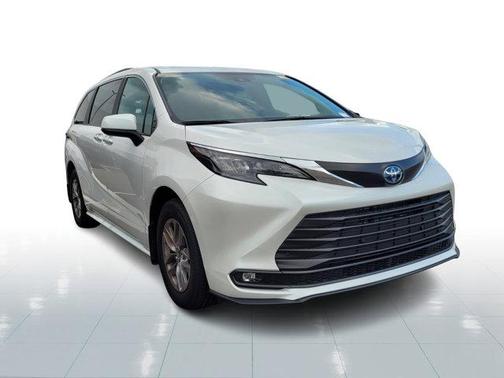 2025 Toyota Sienna XLE 8 Passenger