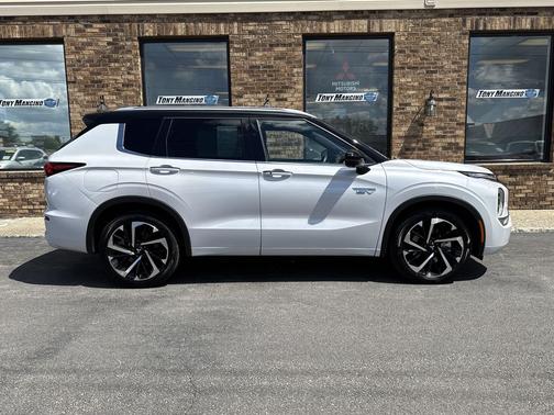 White Diamond/Black Roof 2023 Mitsubishi Outlander PHEV SEL