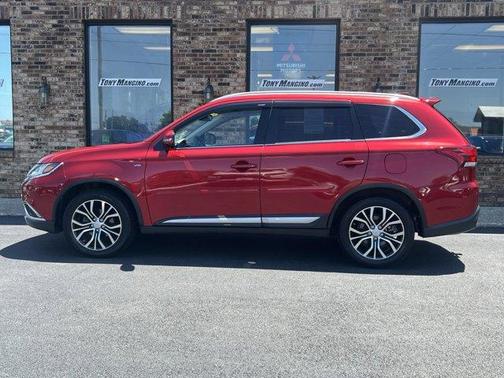 Photo 2 of 24 of 2017 Mitsubishi Outlander GT
