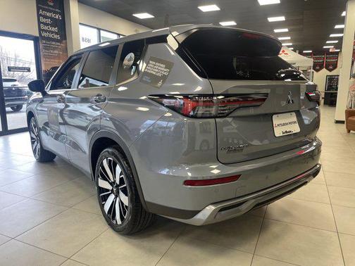 Moonstone Gray Metallic 2026 Mitsubishi Outlander SE 1.5T S-AWC