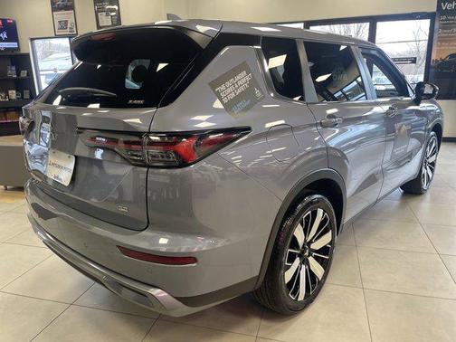 Moonstone Gray Metallic 2026 Mitsubishi Outlander SE 1.5T S-AWC