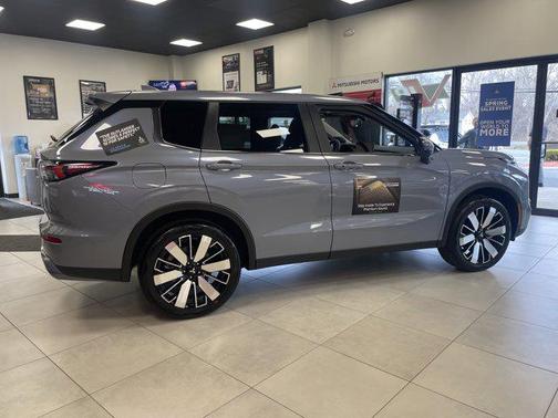 Moonstone Gray Metallic 2026 Mitsubishi Outlander SE 1.5T S-AWC