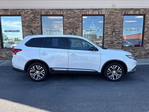 Diamond White Pearl 2016 Mitsubishi Outlander SE