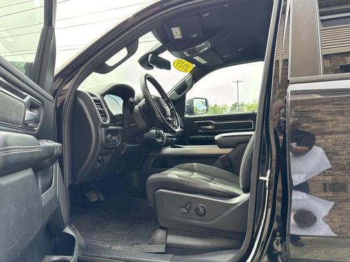 Diamond Black Crystal Pearlcoat 2019 RAM 1500 Big Horn