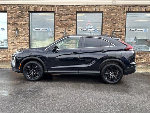 Labrador Black Pearl 2022 Mitsubishi Eclipse Cross LE