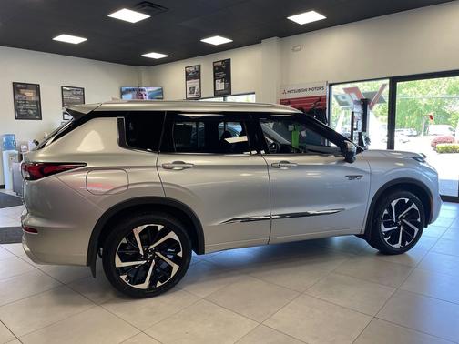 Alloy Silver Metallic 2025 Mitsubishi Outlander PHEV SEL