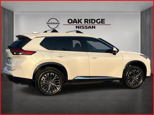 Everest White Pearl Tricoat 2026 Nissan Rogue Platinum