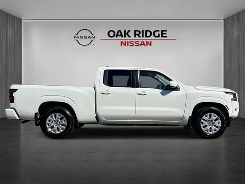 Glacier White 2024 Nissan Frontier SV