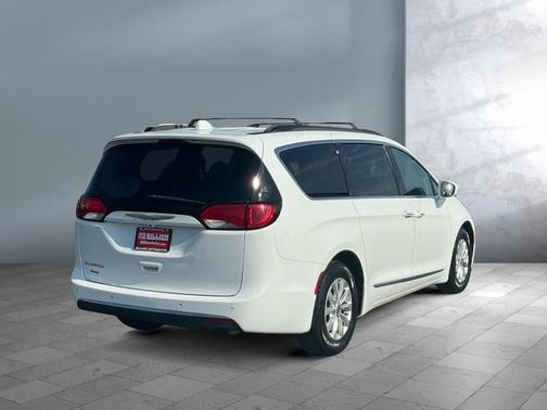 Bright White Clearcoat 2017 Chrysler Pacifica Touring-L