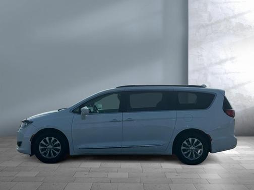 Bright White Clearcoat 2017 Chrysler Pacifica Touring-L