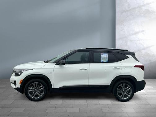 Clear White/Black Roof 2023 Kia Seltos S