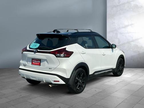 Aspen White/Super Black 2021 Nissan Kicks SR