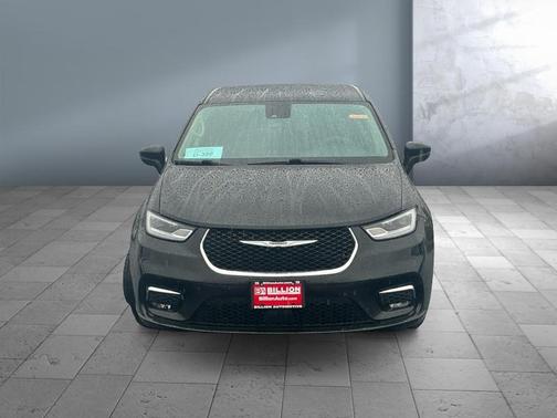 Brilliant Black Crystal Pearlcoat 2023 Chrysler Pacifica Touring L