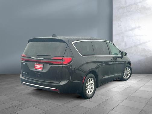 Brilliant Black Crystal Pearlcoat 2023 Chrysler Pacifica Touring L