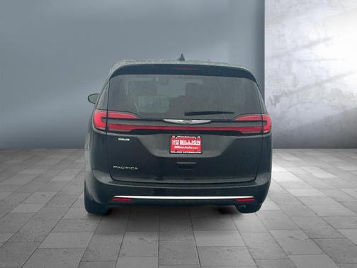 Brilliant Black Crystal Pearlcoat 2023 Chrysler Pacifica Touring L