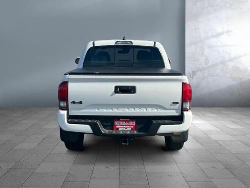 White 2022 Toyota Tacoma SR5