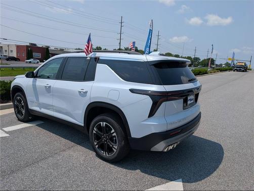 Polar White Tricoat 2027 Chevrolet Traverse LT