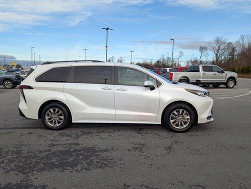 2023 Toyota Sienna XLE