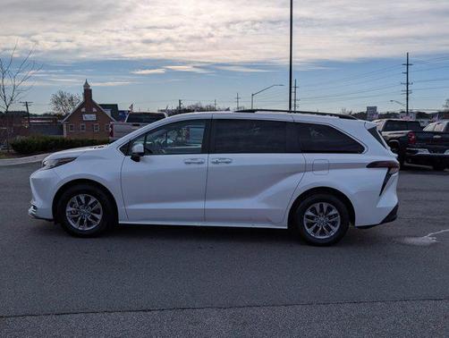 2023 Toyota Sienna XLE