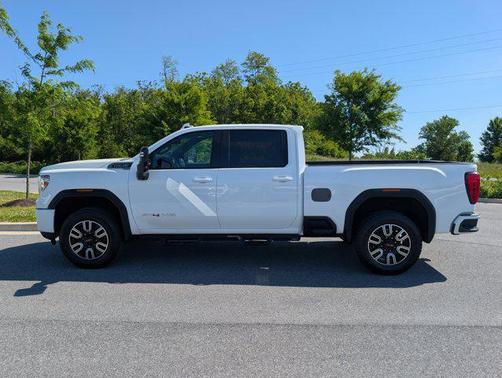 Summit White 2022 GMC Sierra 2500 AT4