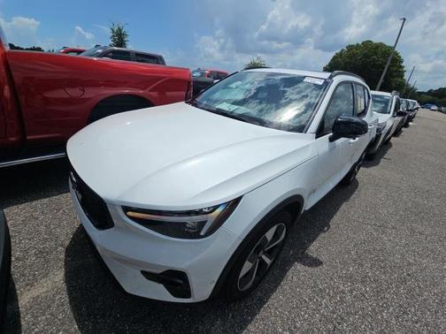 Crystal White 2026 Volvo XC40 B5 Plus