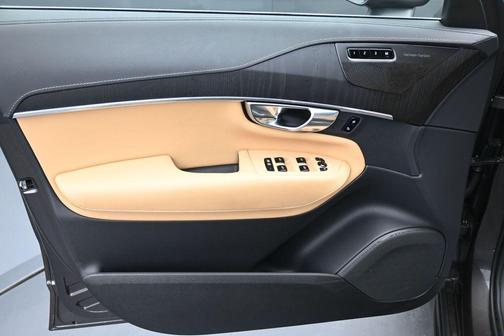 Platinum Gray Metallic 2024 Volvo XC90 Recharge Plug-In Hybrid T8 Ultimate Bright Theme 7-Seater