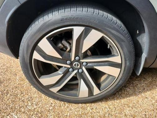 2023 Volvo XC40 B5 Plus Bright Theme